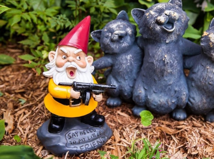 MACHINE GUN GARDEN GNOME. Fun and funny garden decoration for a friend, girlfriend or a boyfriend.