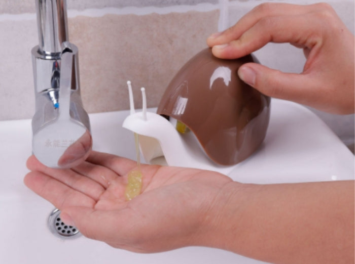 SNAIL SOAP DISPENSER. Easy to fill and to press to get your hands clean.