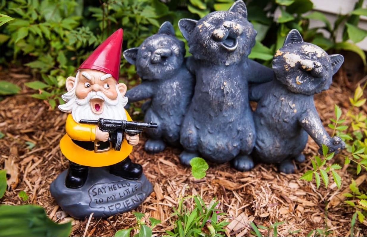 MACHINE GUN GARDEN GNOME. Fun and funny garden decoration for a friend, girlfriend or a boyfriend.