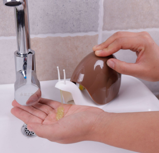 SNAIL SOAP DISPENSER. Easy to fill and to press to get your hands clean.