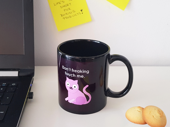 DONT-FREAKING-TOUCH-ME-MUG. A funny gift for any occasion. Black mug with a violet cat drawn on it and with above it Dont freaking touch me.